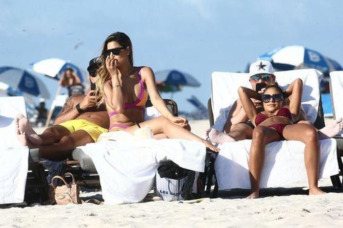 Kainat güzeli Ariadna Gutierrez plajda