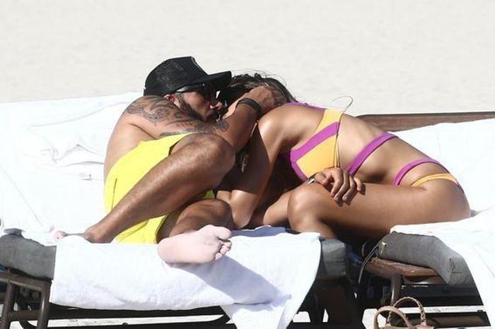 Kainat güzeli Ariadna Gutierrez plajda