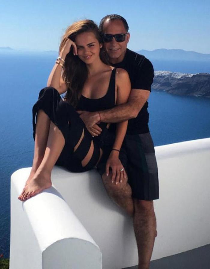 Xenia Deli makyaj koltuğunda bebek emzirdi