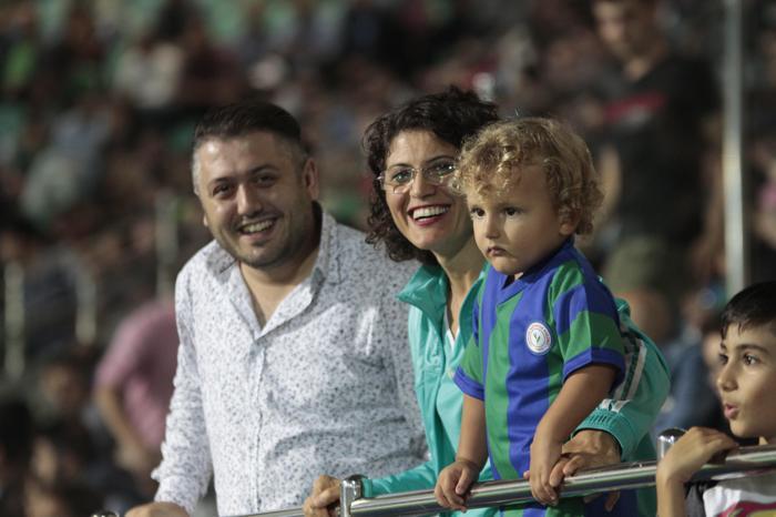 Kaptanlar maç sonu taraftara gitti