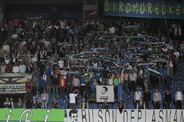 Kaptanlar maç sonu taraftara gitti