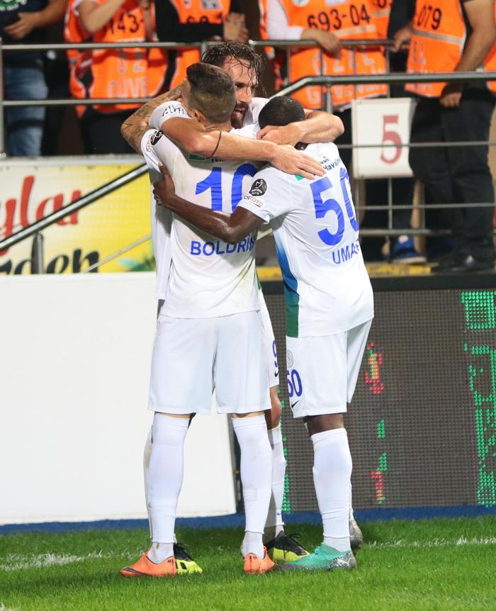 Kaptanlar maç sonu taraftara gitti