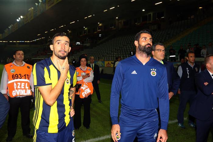 Kaptanlar maç sonu taraftara gitti