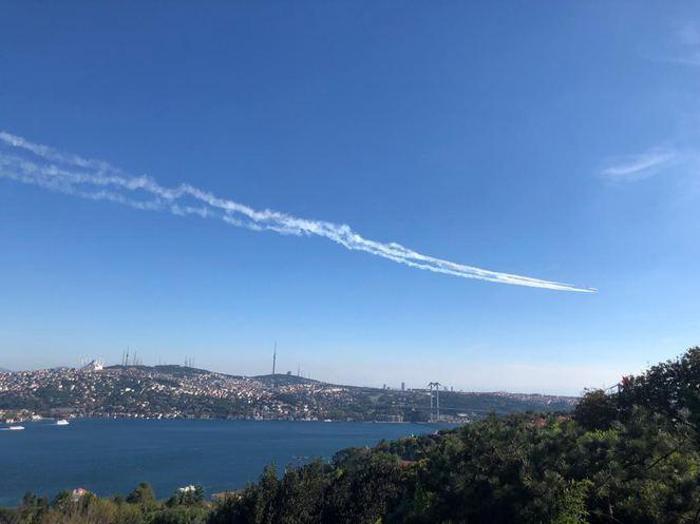 İstanbul semalarında tarihi anlar... Türk Yıldızları, THY uçağı ve F-16 birlikte uçtu
