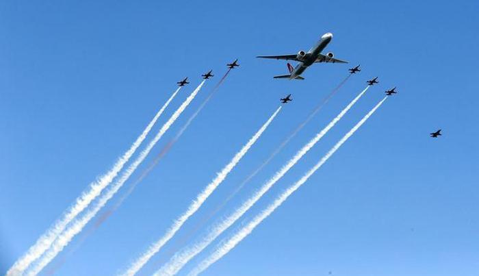 İstanbul semalarında tarihi anlar... Türk Yıldızları, THY uçağı ve F-16 birlikte uçtu