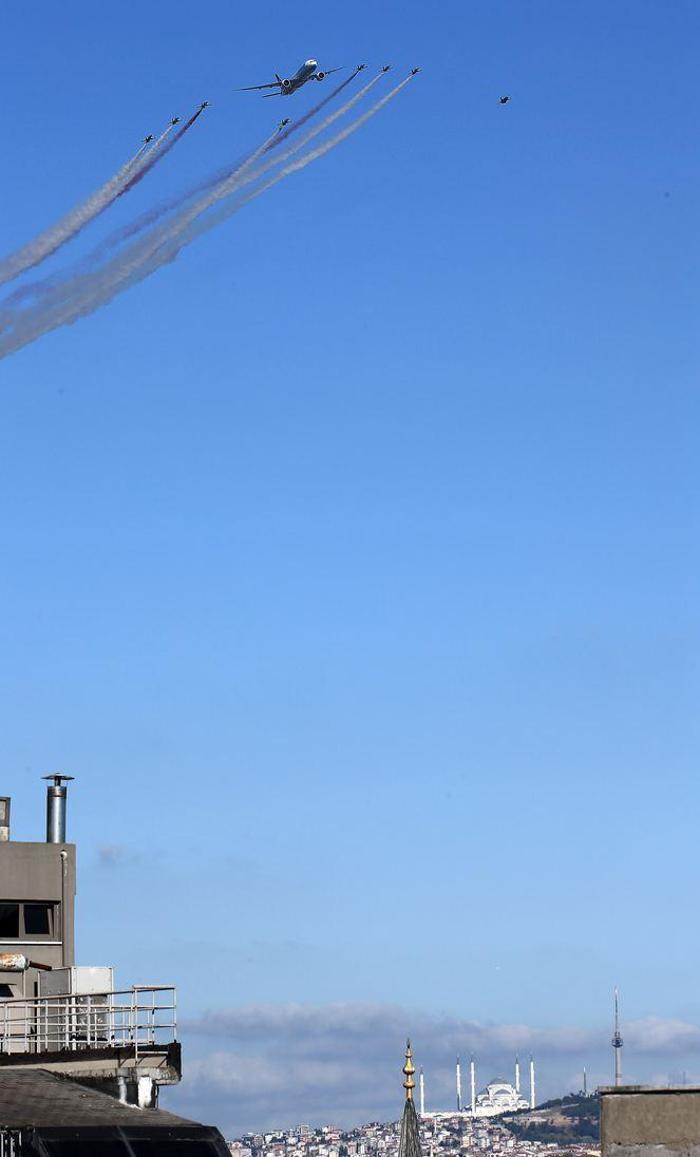 İstanbul semalarında tarihi anlar... Türk Yıldızları, THY uçağı ve F-16 birlikte uçtu