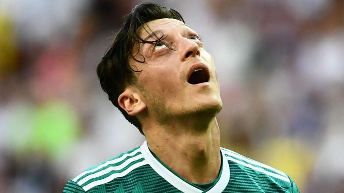 Mesut Özilin menajerinden olay açıklamalar