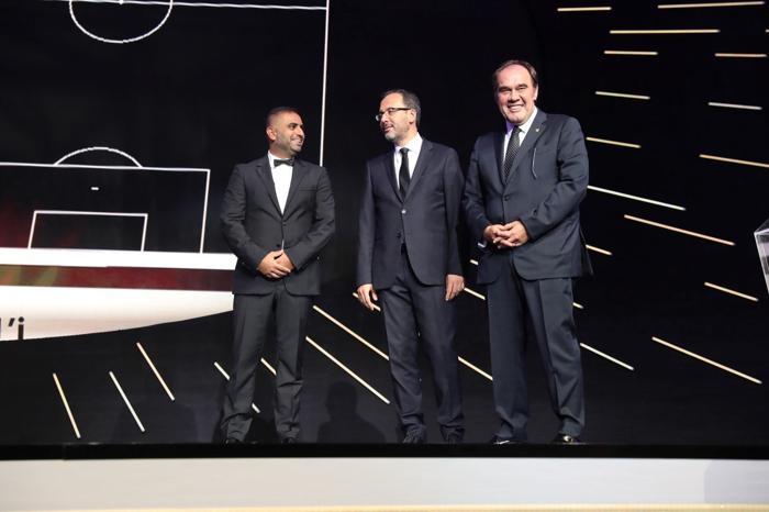 Futbolun Süperleri belli oldu Ödül töreninde yıldızlar geçidi