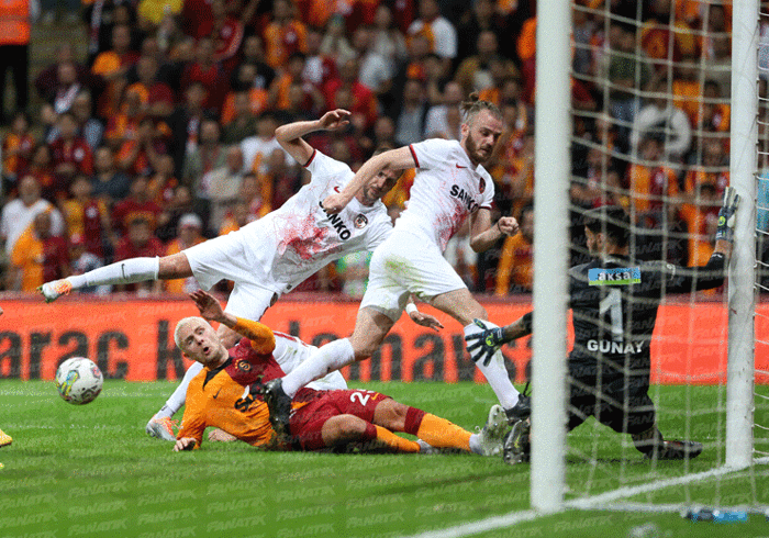 Galatasarayda Kerem Aktürkoğluna büyük tepki Buruk bile 45 dakika dayanabildi