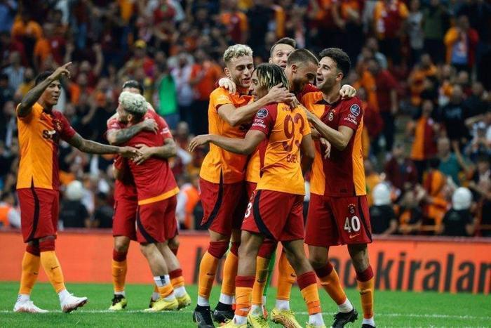 Son dakika transfer haberi Galatasarayda beklenen ayrılık gerçekleşiyor Nuri Şahin o yıldızı alıyor