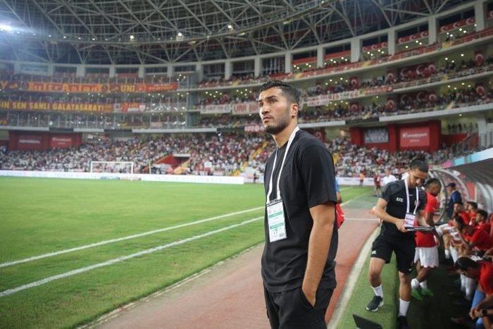 Son dakika transfer haberi Galatasarayda beklenen ayrılık gerçekleşiyor Nuri Şahin o yıldızı alıyor