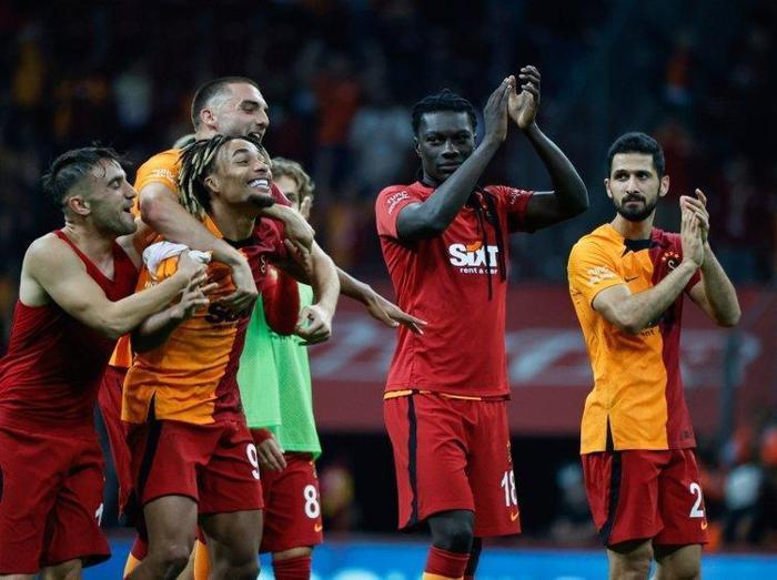 Son dakika transfer haberi Galatasarayda beklenen ayrılık gerçekleşiyor Nuri Şahin o yıldızı alıyor