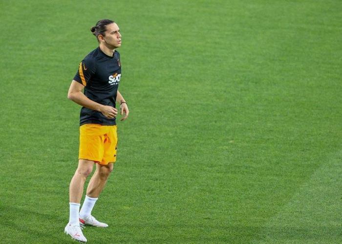 Son dakika transfer haberi Galatasarayda beklenen ayrılık gerçekleşiyor Nuri Şahin o yıldızı alıyor