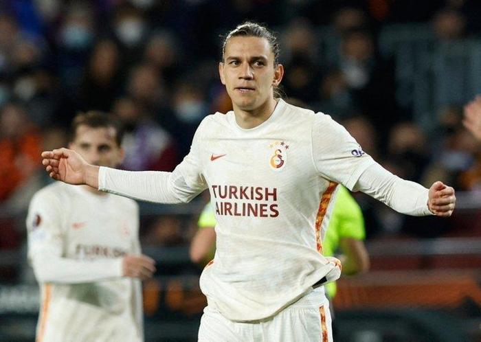 Son dakika transfer haberi Galatasarayda beklenen ayrılık gerçekleşiyor Nuri Şahin o yıldızı alıyor