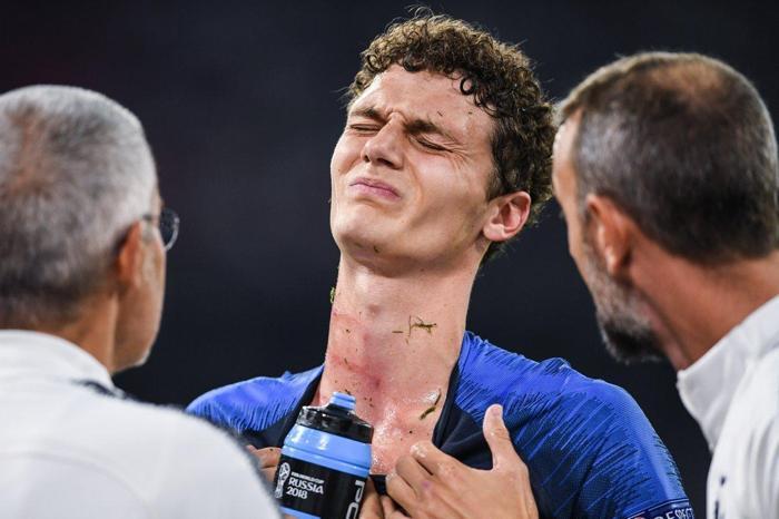 Antonio Rudiger, Benjamin Pavardın boynuna bastı