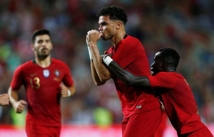 Beşiktaşa kötü haber Domagoj Vida oyundan sedye ile çıktı