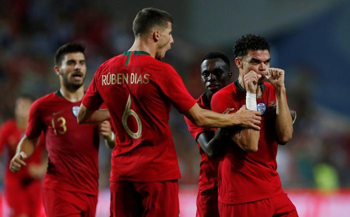 Beşiktaşa kötü haber Domagoj Vida oyundan sedye ile çıktı