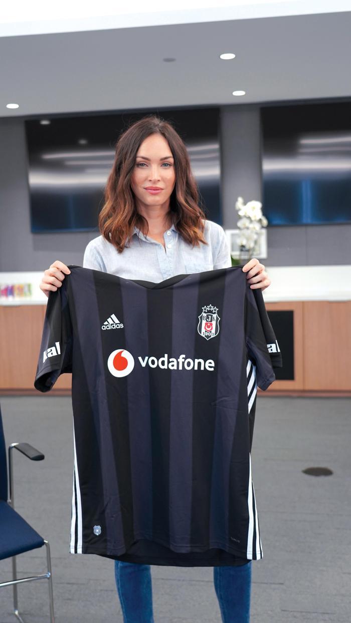 Megan Fox kıyafetinin azizliğine uğradı