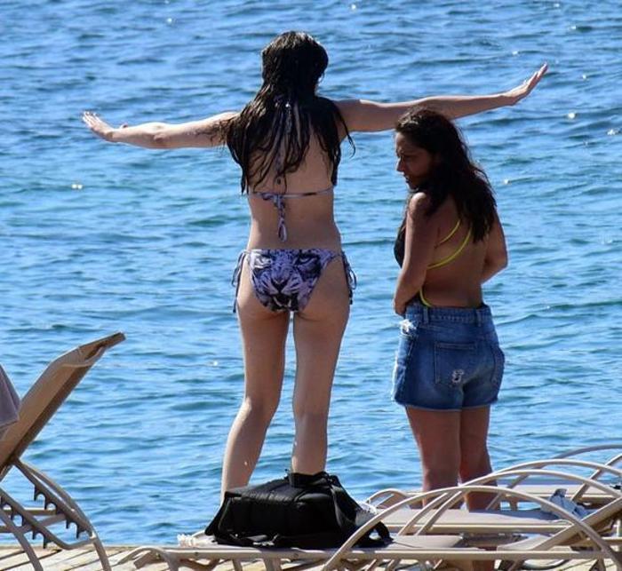 Burcu Özberkten denizde göbek havası