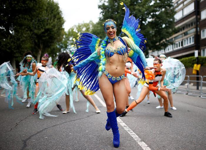 Avrupanın en büyük sokak festivali Notting Hill Karnavalı başladı
