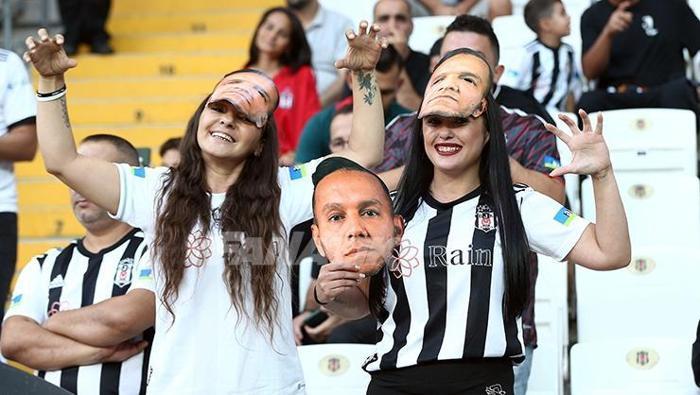 Beşiktaş - Başakşehir maçında dikkat çeken detay Wout Weghorstun yeni tarzı