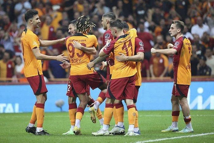 Son dakika Galatasaray haberi Okan Buruk kararını verdi Yıldız futbolcuyla yollar ayrılıyor