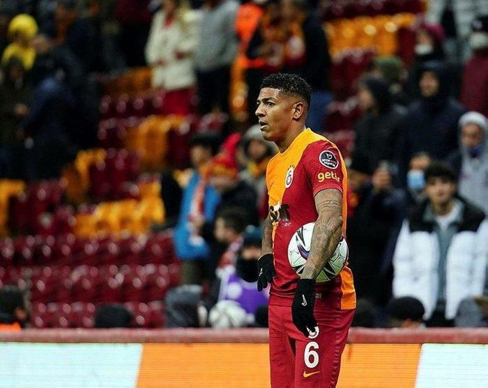 Son dakika Galatasaray haberi Okan Buruk kararını verdi Yıldız futbolcuyla yollar ayrılıyor