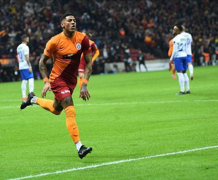 Son dakika Galatasaray haberi Okan Buruk kararını verdi Yıldız futbolcuyla yollar ayrılıyor