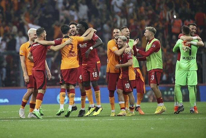 Son dakika Galatasaray haberi Okan Buruk kararını verdi Yıldız futbolcuyla yollar ayrılıyor