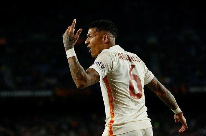 Son dakika Galatasaray haberi Okan Buruk kararını verdi Yıldız futbolcuyla yollar ayrılıyor