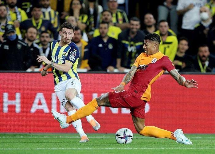 Son dakika Galatasaray haberi Okan Buruk kararını verdi Yıldız futbolcuyla yollar ayrılıyor