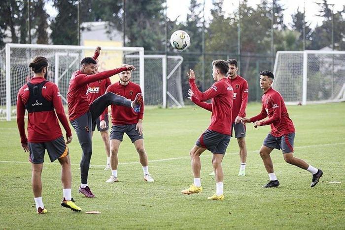 Galatasaray son gün arka arkaya 5 transfer açıkladı, nasıl değerlendirirsiniz
