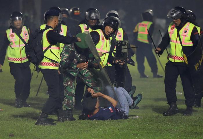 Endonezyada futbol faciası: 174 kişi öldü