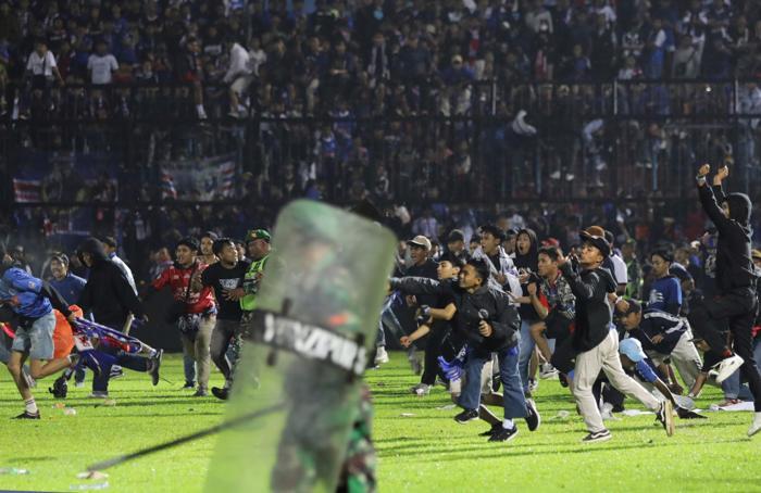 Endonezyada futbol faciası: 174 kişi öldü