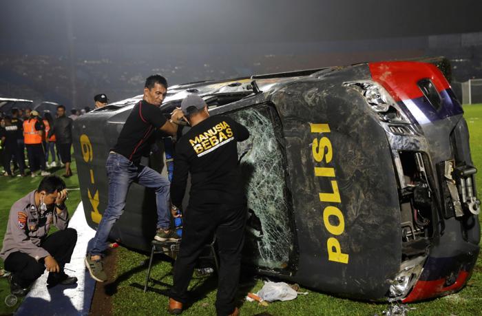 Endonezyada futbol faciası: 174 kişi öldü
