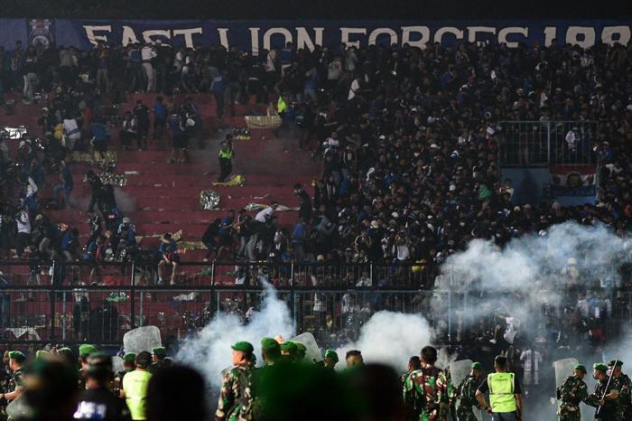 Endonezyada futbol faciası: 174 kişi öldü