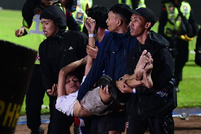 Endonezyada futbol faciası: 174 kişi öldü