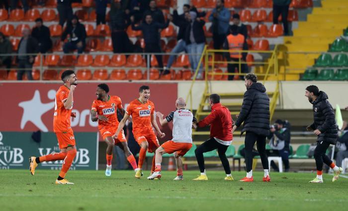 Spor yazarları Alanyaspor - Trabzonspor maçını değerlendirdi Radikal kararlar...