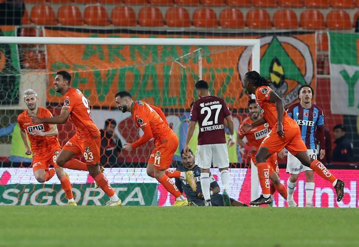 Spor yazarları Alanyaspor - Trabzonspor maçını değerlendirdi Radikal kararlar...