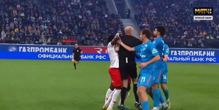 Rusyada Zenit-Spartak Moskova maçında büyük kavga Tekmeler, tokatlar havada uçuştu...