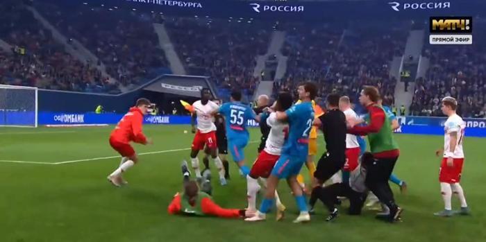 Rusyada Zenit-Spartak Moskova maçında büyük kavga Tekmeler, tokatlar havada uçuştu...