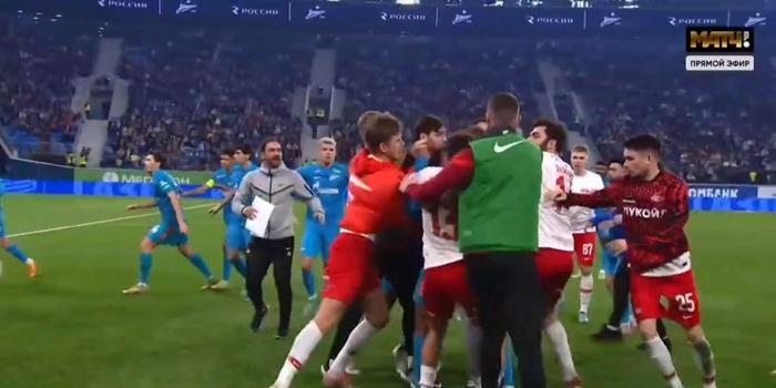 Rusyada Zenit-Spartak Moskova maçında büyük kavga Tekmeler, tokatlar havada uçuştu...