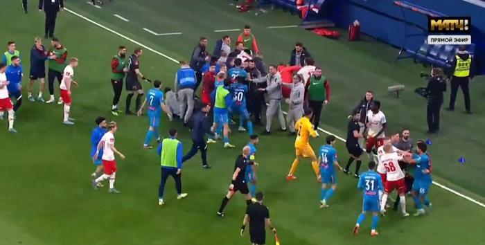 Rusyada Zenit-Spartak Moskova maçında büyük kavga Tekmeler, tokatlar havada uçuştu...