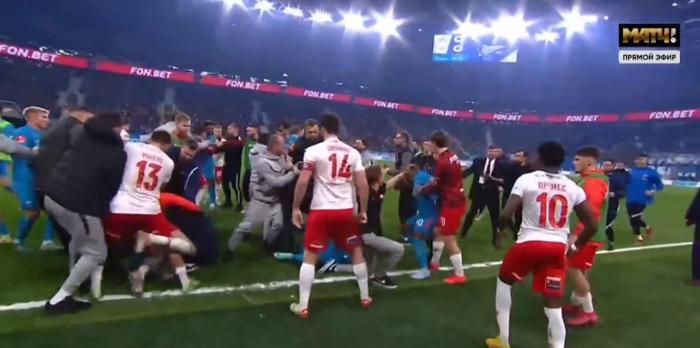 Rusyada Zenit-Spartak Moskova maçında büyük kavga Tekmeler, tokatlar havada uçuştu...