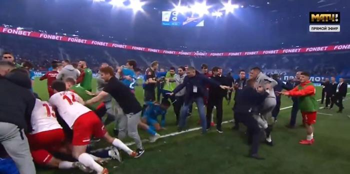 Rusyada Zenit-Spartak Moskova maçında büyük kavga Tekmeler, tokatlar havada uçuştu...