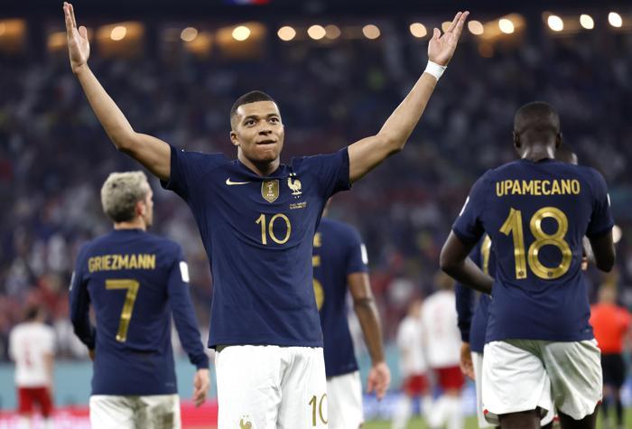 Kylian Mbappe, Fransa-Danimarka maçında şov yaptı Dünya Kupası tarihine geçti