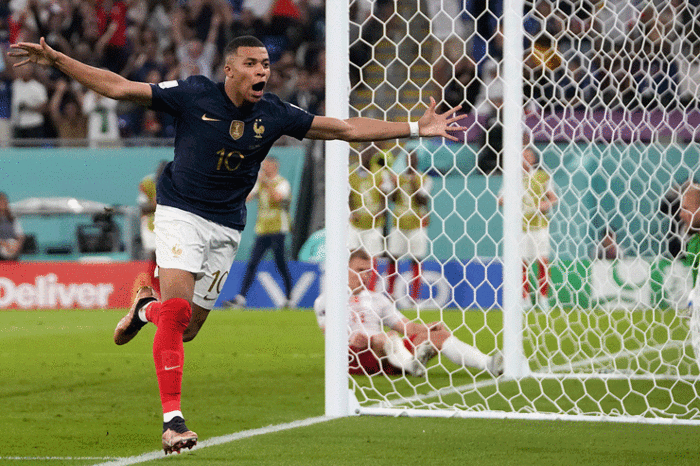 Kylian Mbappe, Fransa-Danimarka maçında şov yaptı Dünya Kupası tarihine geçti