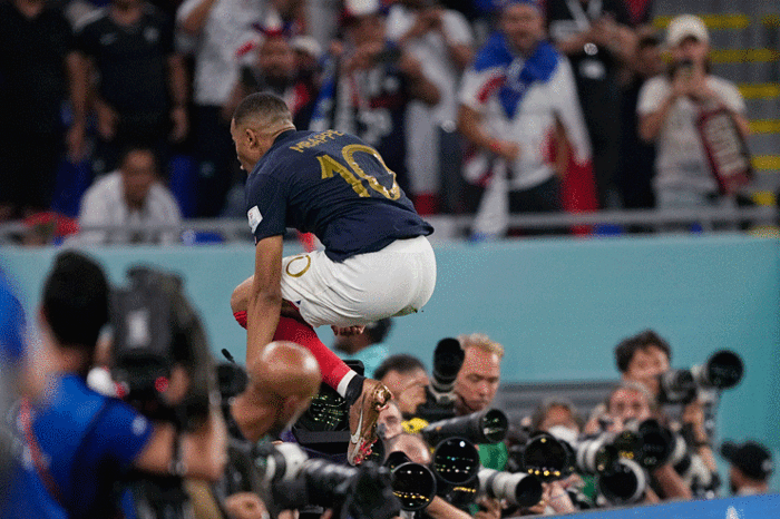 Kylian Mbappe, Fransa-Danimarka maçında şov yaptı Dünya Kupası tarihine geçti