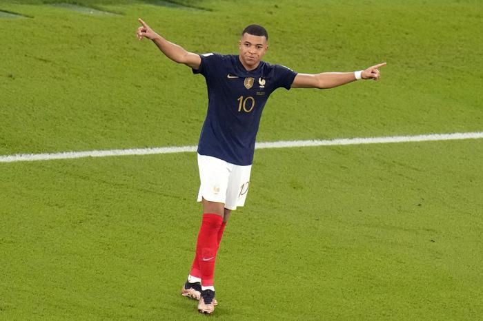 Kylian Mbappe, Fransa-Danimarka maçında şov yaptı Dünya Kupası tarihine geçti
