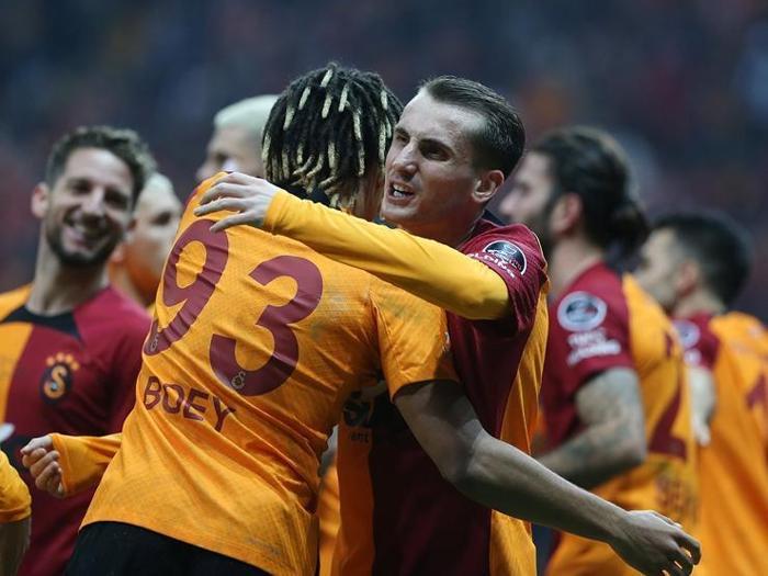 Galatasaray - Antalyaspor maçında gözlerden kaçan tartışma: Kerem Aktürkoğlu - Nuri Şahin